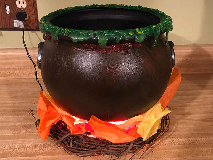 Cauldron prop pe foc fals